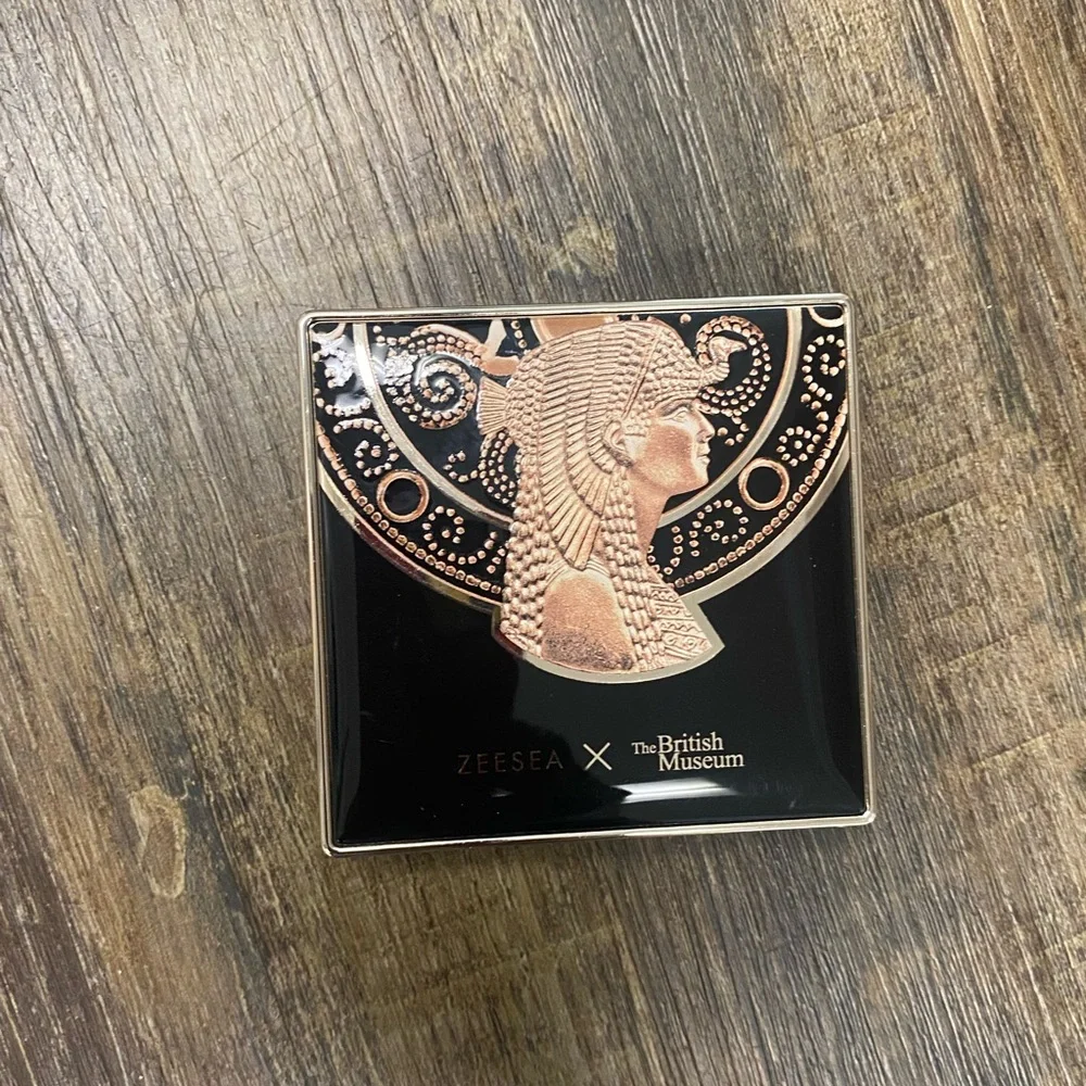 x The British Museum Black and Gold Pressed Powder Full Coverage Even Skin‎ Tone